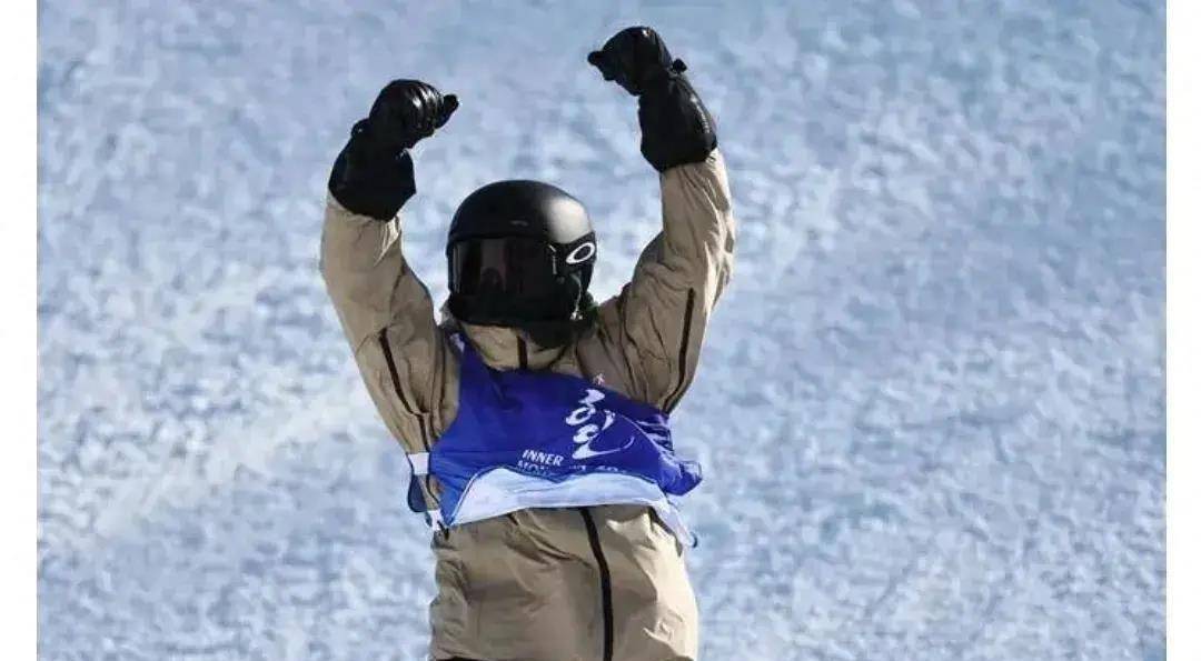加拿大单板滑雪选手实现逆袭，夺金